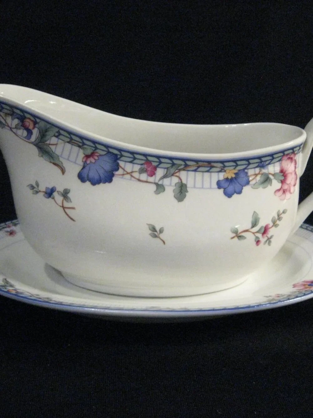 ONEIDA BLUE LATTICE GRAVY BOAT WITH UNDERPLATE